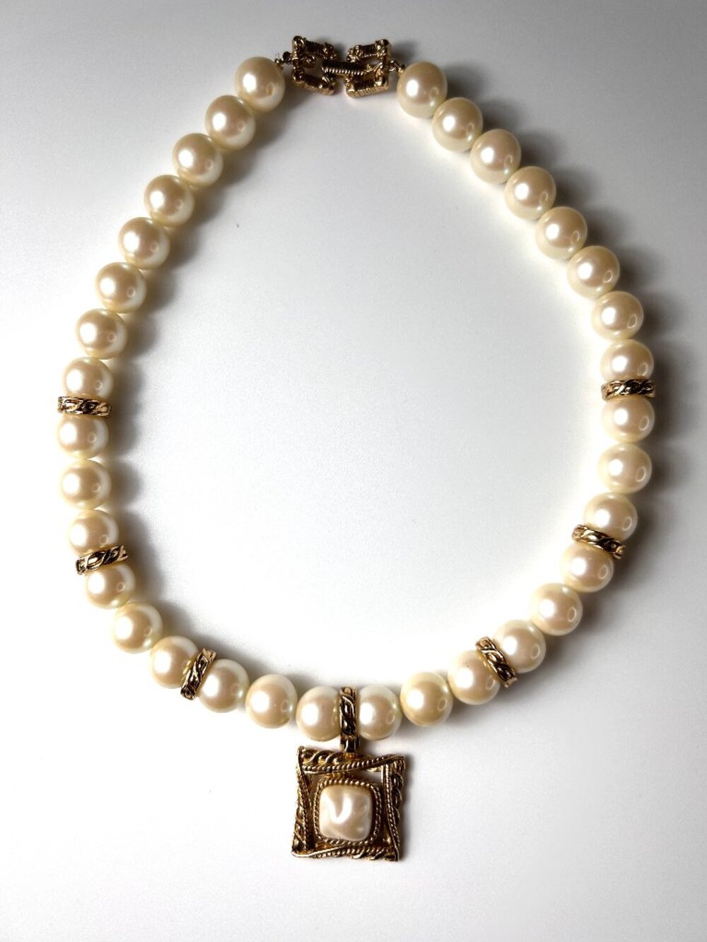 GIVENCHY Vintage Pearls Baroque Square Pendant Large White Necklace